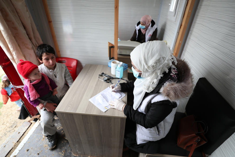 Primeros casos de COVID-19 en el noroeste de Siria: más de la mitad de positivos son personal sanitario