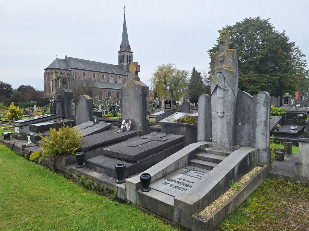 kerk en kerkhof Gentbrugge met op voorgrond graf van familie Dhondt Dhaenens