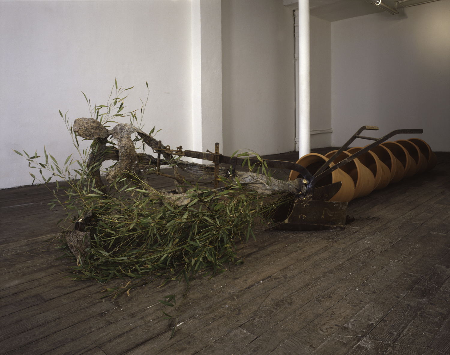 Giuseppe Penone, Procedere in verticale, bronze, terre, végétation, terre cuite, 86 x 178 x 515 cm, 1985. Photo : ©Nanda Lanfranco 