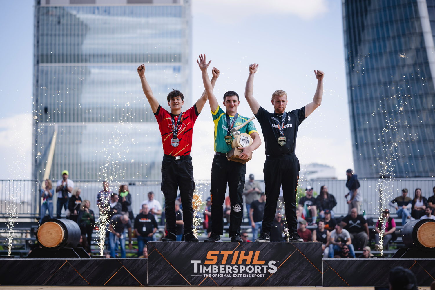 Matt Coffey, Kamiel Van Raemdonck et Cleveland Cherry célèbrent leur podium au championnat du monde des recrues 2024