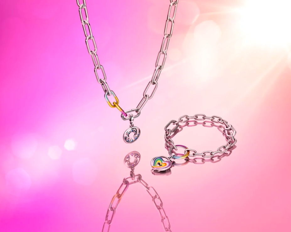Combina el charm Rainbow Heart con los links de colores y exprésate al máximo con Pandora ME.