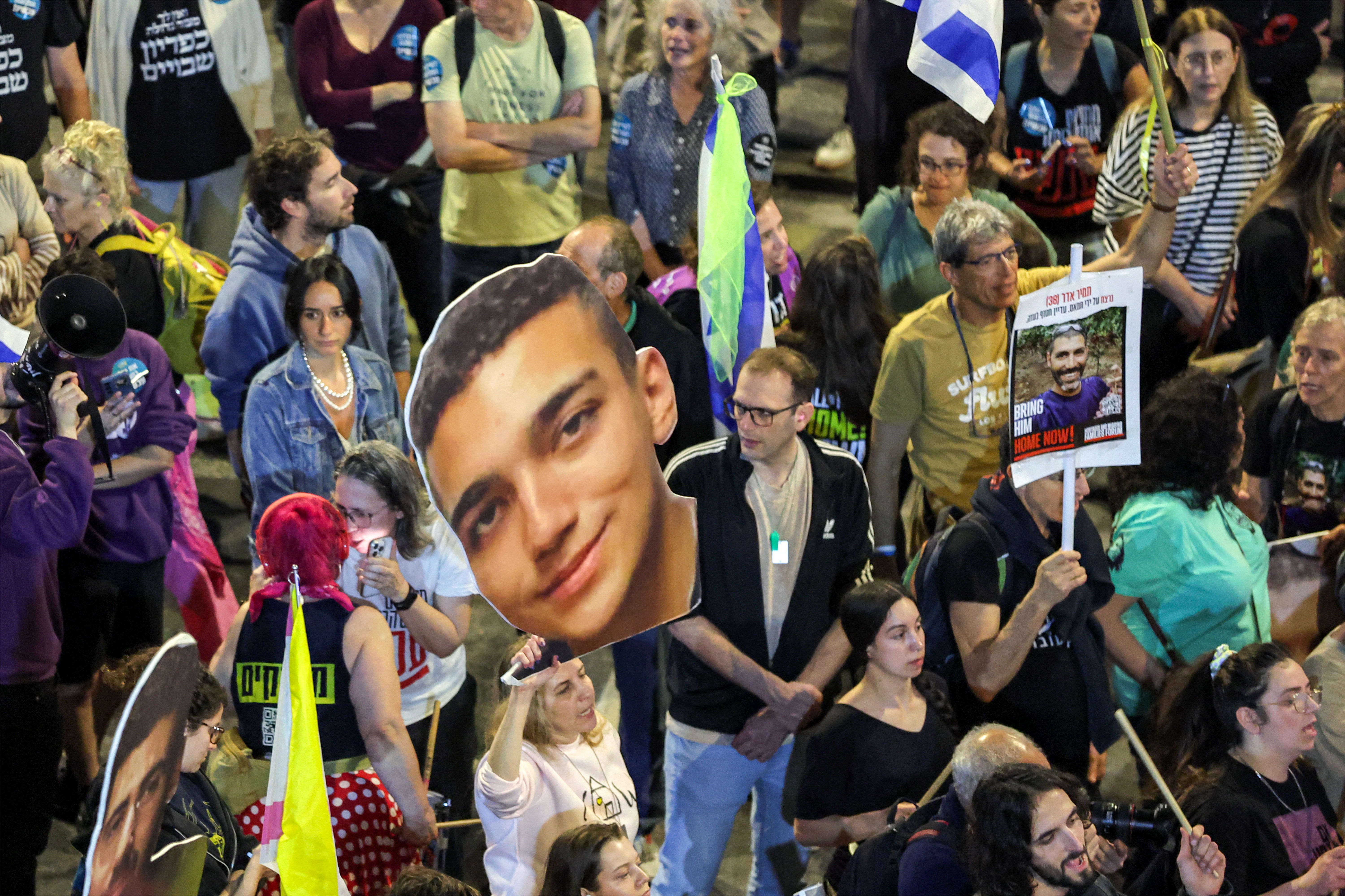 A demonstrator holds a sign showing the face of Israeli-US hostage Edan Alexander (C) during a protest calling for action to release the remaining hostages held captive in Gaza outside the Israeli Defence Ministry headquarters in Tel Aviv on March 15, 2025. © PHOTO JACK GUEZ / AFP A demonstrator holds a sign showing the face of Israeli-US hostage Edan Alexander (C) during a protest calling for action to release the remaining hostages held captive in Gaza outside the Israeli Defence Ministry headquarters in Tel Aviv on March 15, 2025. © PHOTO JACK GUEZ / AFP