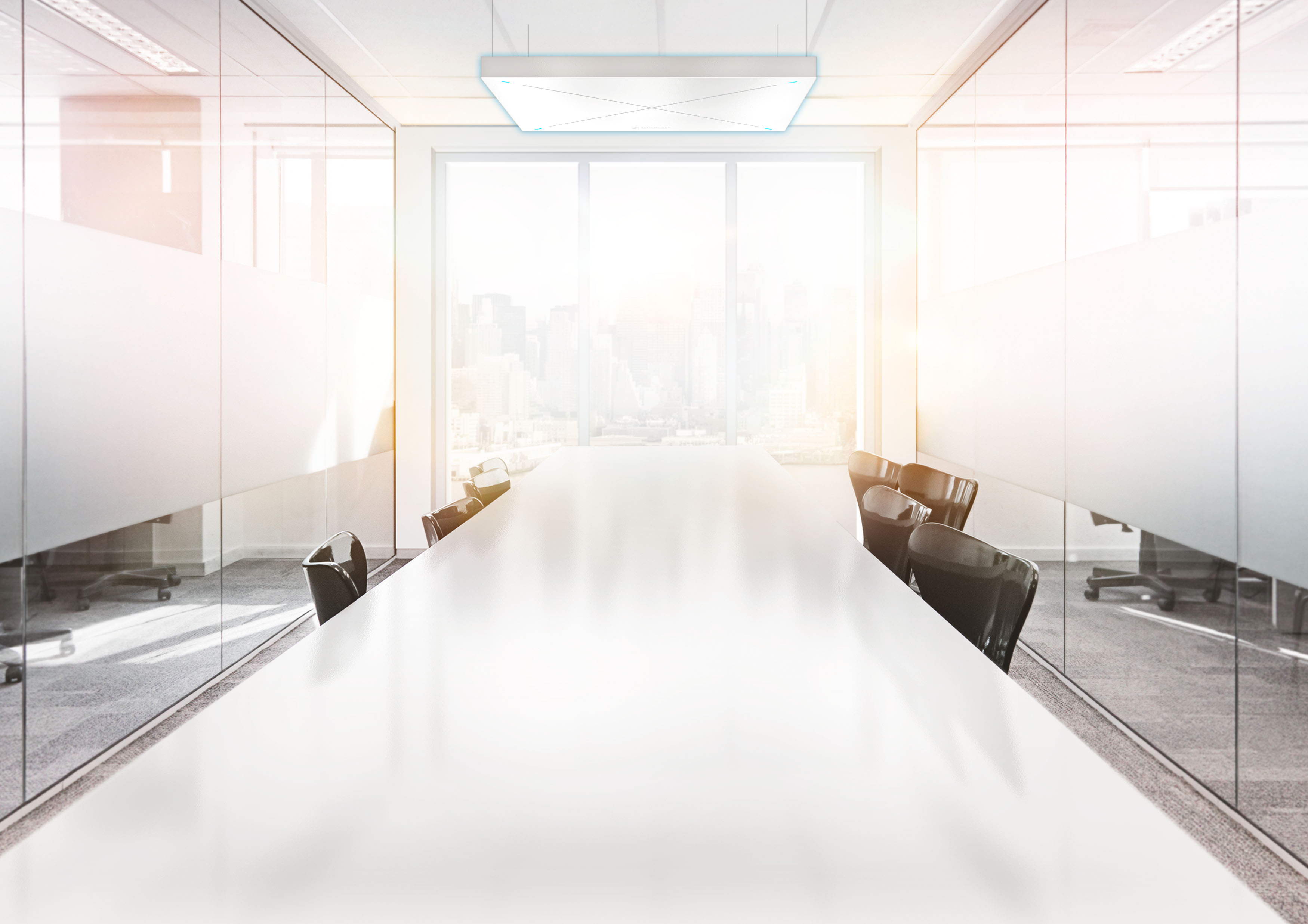 Dank adaptiver Beamforming-Technologie wird der Sprecher vom TeamConnect Ceiling 2 automatisch fokussiert – und kann sich so frei im Raum bewegen.
