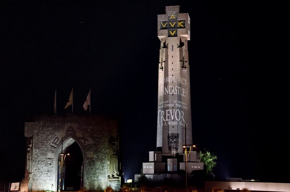 Projectie namen gesneuvelden op IJzertoren - (c) Wannes Dewilde