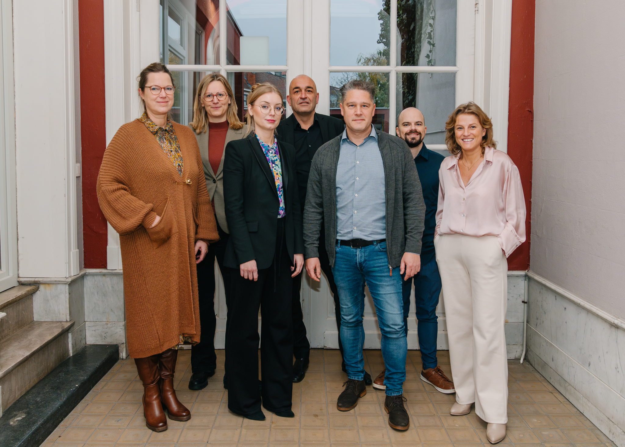 Het directiecomité van Voka-KvK Vlaams-Brabant. Vlnr. Hilde Lamproy (Manager HR, Organisatieontwikkeling en Arbeidsmarkt, Sofie Bockaert (Commercieel en Marketing Directeur), Jolien Meeusen (Manager Ondernemingsrelaties ), Kris Claes (gedelegeerd bestuurder), Roel Raymaekers, (Manager Duurzaam en Innovatief Ondernemen), Tim Van Roy (Directeur Finance, Export, Internationaal Ondernemen) en Veronique Mestdagh (Manager Ondernemerschap).
