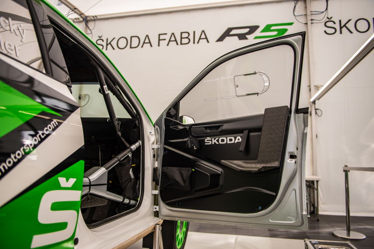 The ŠKODA FABIA Rally2 evo has a roll cage with two
door bars as a main protection against a side crash. On
top of that, the rally car has an energy absorbing
structure which consists of absorbing foam and
composite door panels located between door outer skin
and crew
