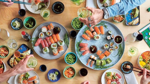 Delhaize is nummer 1 in verkoop van verse sushi : 25,6 miljoen verkochte sushi in 2021 en jaarlijkse groei van 10%