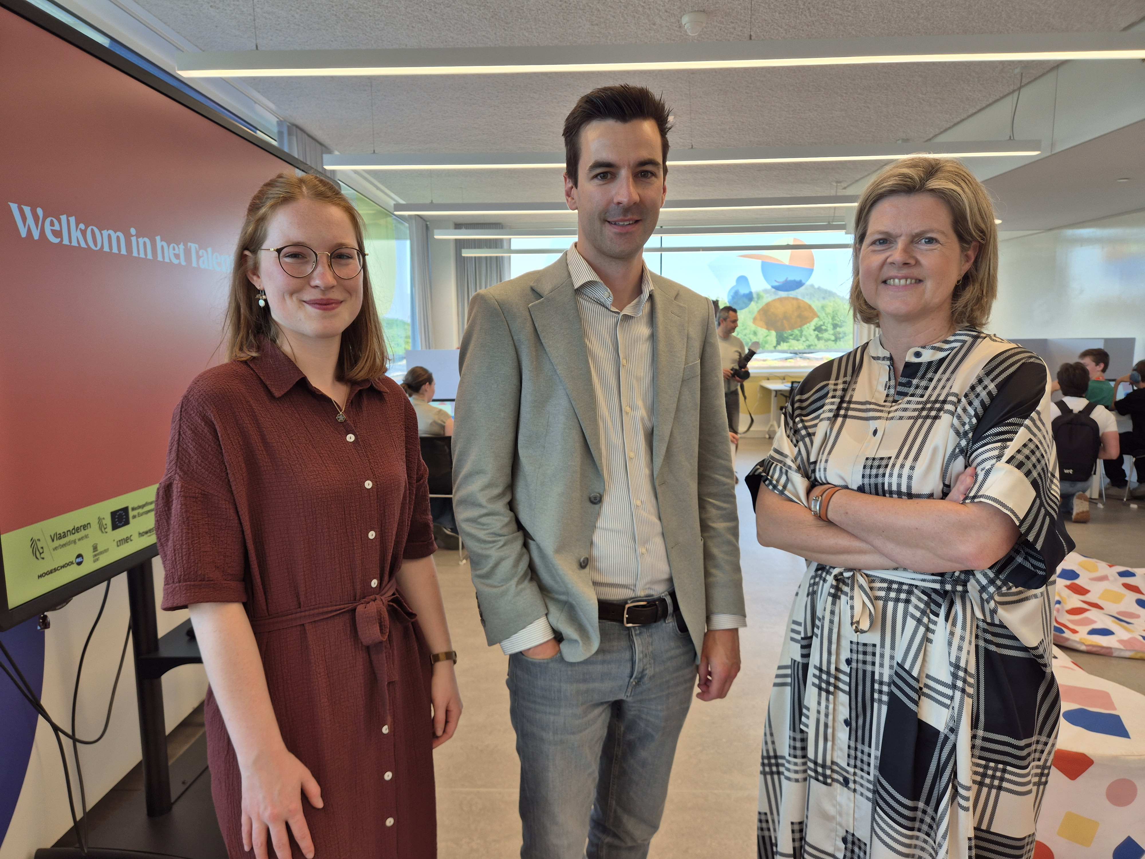 Loena Nelissen (Coördinator Voka Talentcentra), Jonas De Raeve (Voka - KvK Limburg) & Ingrid Cruysberghs (EducaThor - T2-campus) Loena Nelissen (Coördinator Voka Talentcentra), Jonas De Raeve (Voka - KvK Limburg) & Ingrid Cruysberghs (EducaThor - T2-campus)