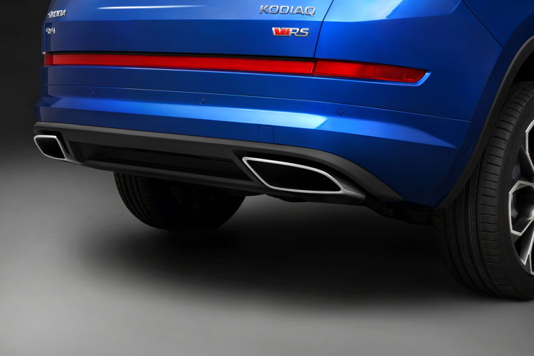 The rear section of the new high-performance SUV is shaped by two visible tailpipes and its RS-typical reflector.