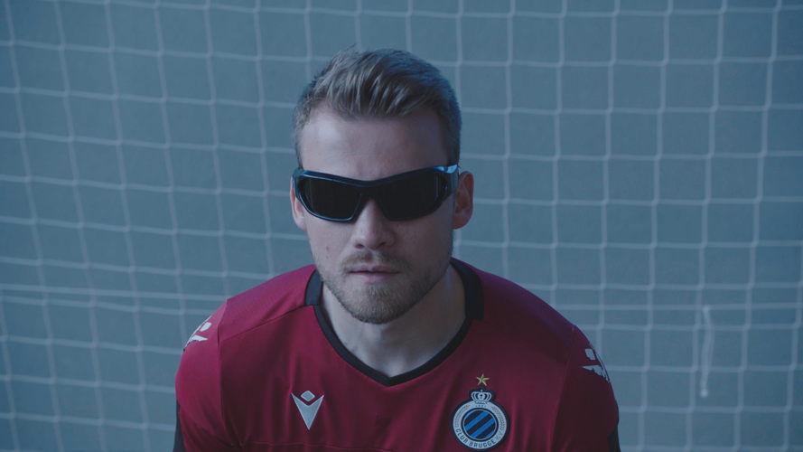 Simon Mignolet met verduisterende bril
