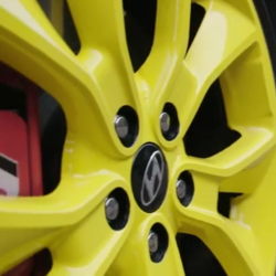 Hyundai offre à Elliot (7 ans) une magnifique journée dans une Hyundai bleue aux jantes jaunes