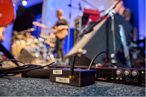 DECT NR+ microphone and keyboard transmission from the stage to the mixing desk