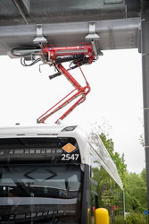 Elektrische bus wordt opgeladen