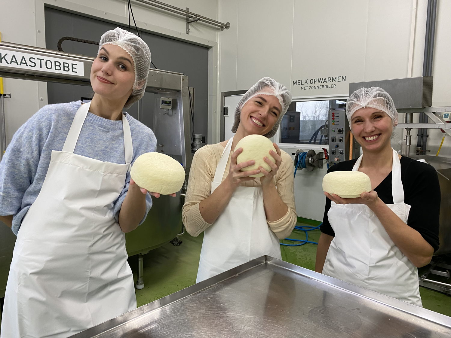 Laura samen met Stephanie Planckaert en Magali Van Houtte in een Keiemse kaasmakerij (c) VRT