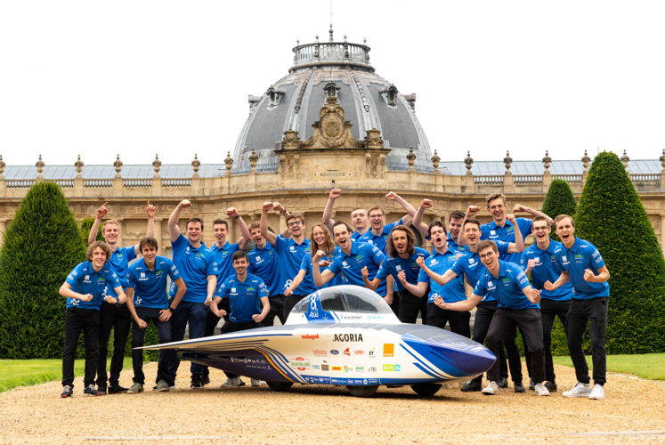 De twintig studenten van het Agoria Solar Team