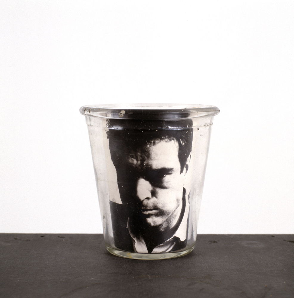 Sans titre, 1966. Zwart-witfoto (portret van de kunstenaar) in een glazen bokaal. 10.5 × Ø 10 cm. Privécollectie. Foto © R. Van den Bempt