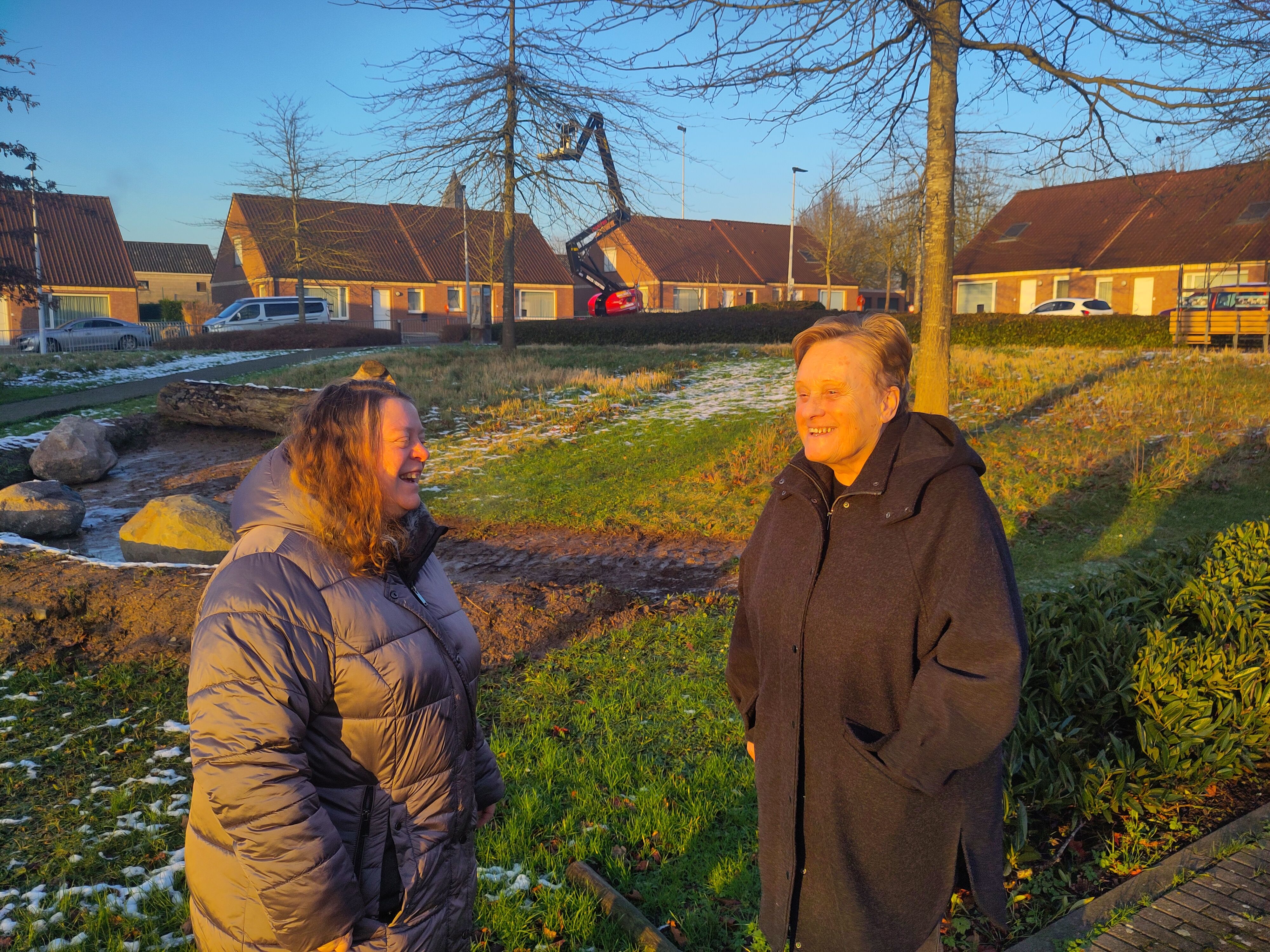 Buurtwerkster Mieke Debue en buurtbewoner Christiane - ©Dirk Vandenberghe