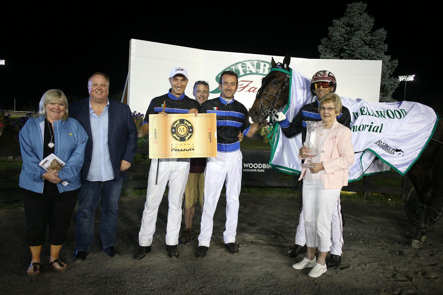 Jean Wellwood presents the Wellwood Memorial trophy to the connections of Winner Bet. (New Image Media)