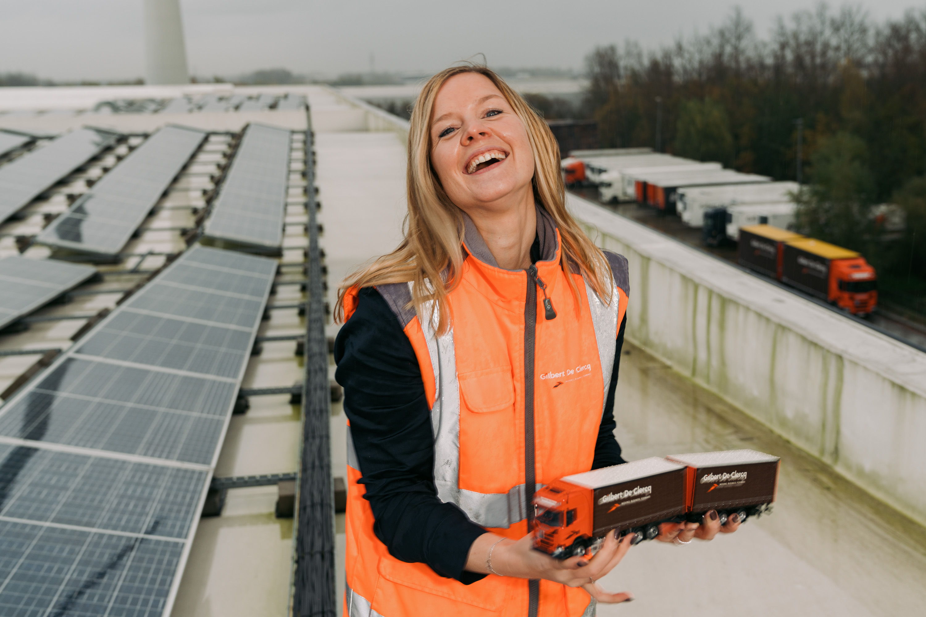 Energie-opwekker Kim op het dak van de magazijnen van Gilbert De Clercq