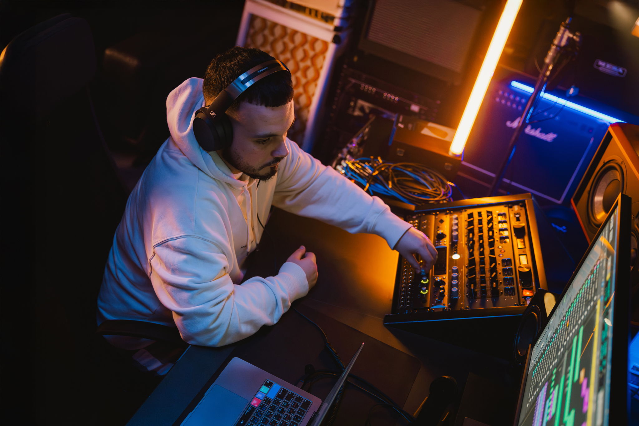Le HD 480 PRO est le casque professionnel le plus polyvalent de Sennheiser à ce jour. Il constitue le choix idéal pour le monitoring, la production et l'enregistrement, mais aussi pour le mixage Le HD 480 PRO est le casque professionnel le plus polyvalent de Sennheiser à ce jour. Il constitue le choix idéal pour le monitoring, la production et l'enregistrement, mais aussi pour le mixage
