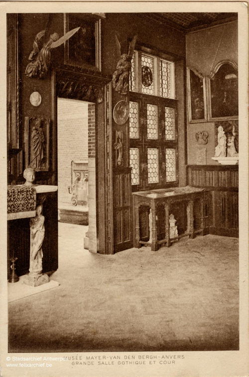 1920_ca_postkaart_zichtopverdwenenkleinebinnenkoer_vanuitverdwenenGroteGotischezaal (worden nu beide in ere hersteld) - Collectie Museum Mayer van den Bergh