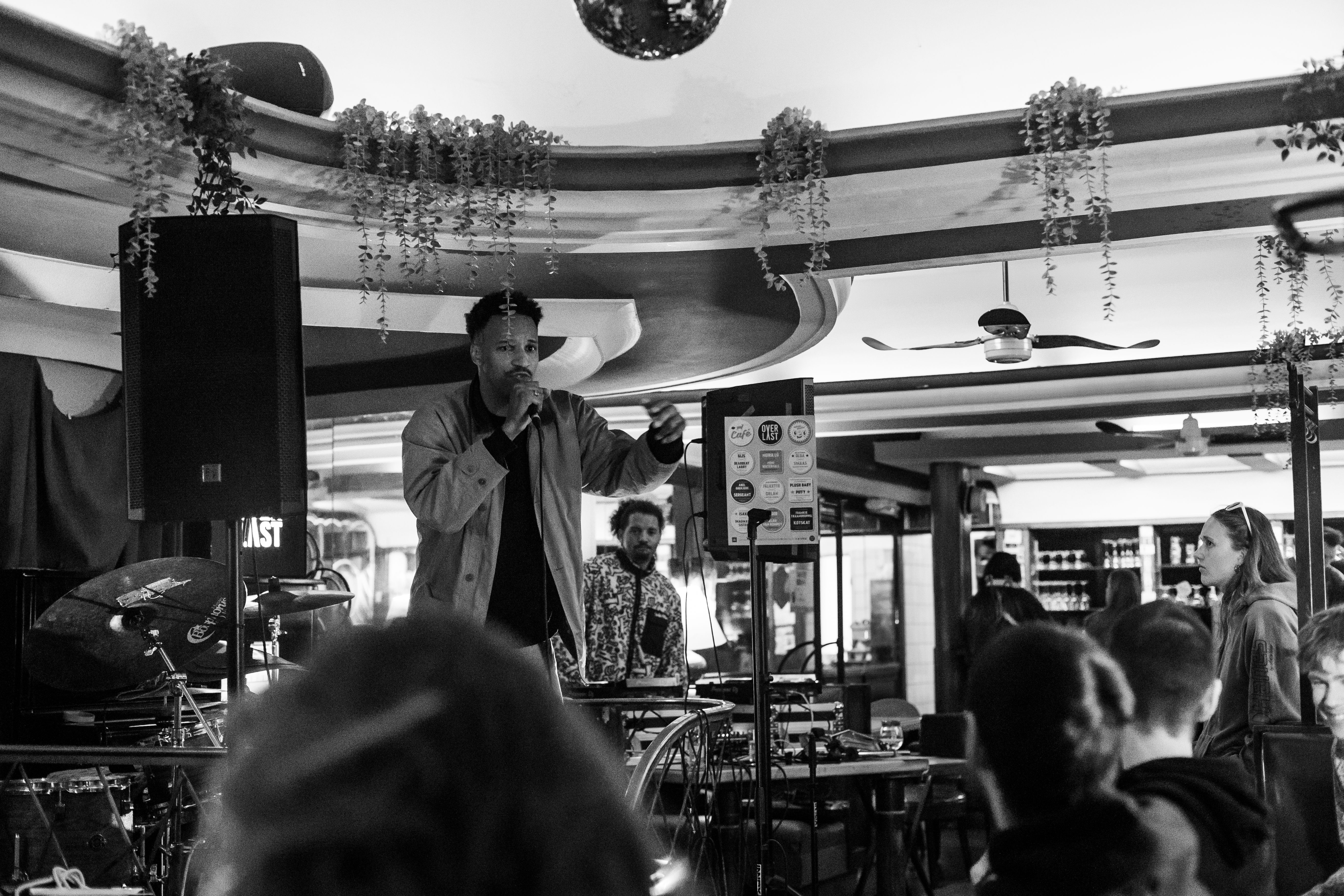 © Nora Dekoning. Deadbeat Larry in Kiebooms tijdens Café OVERLAST.