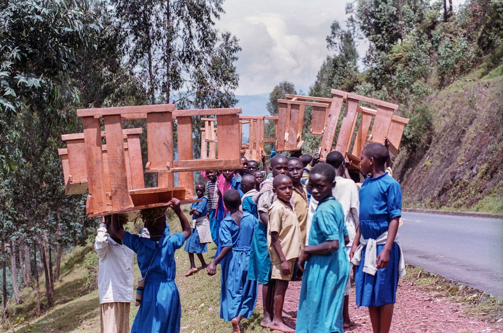 Rwanda, school children on the way to Gisenyi, 2003. AKG8224803