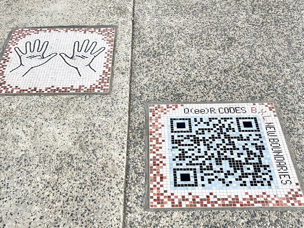 Découvrez "Q(ee)R Codes", la nouvelle œuvre d'art queer et féministe dans les rues de Bruxelles