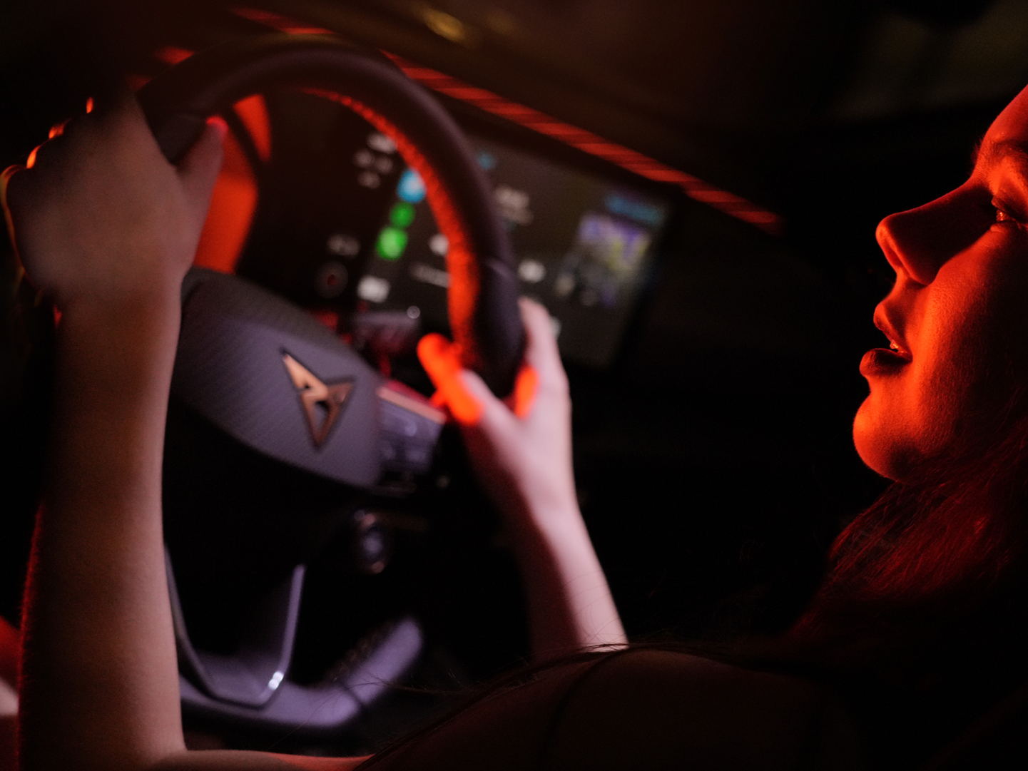 PERSUITNODIGING: CUPRA en DJ Amber Broos geven tips om optimaal muziek te beleven in de wagen