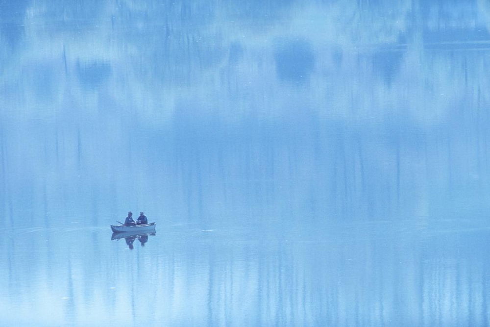 AKG2159002 1990s Two men fishing from a rowboat, Pennsylvania.  © ClassicStock / akg-images / J. Patton