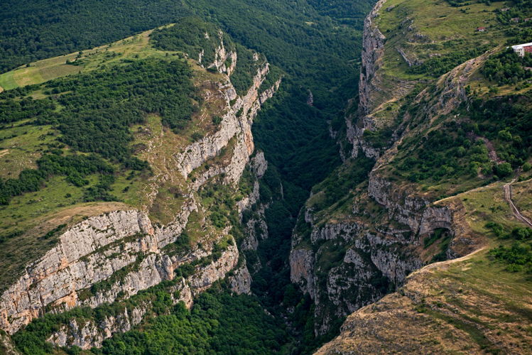 Vue aérienne des gorges de Hunot (c) Yvan Travert / akg-images