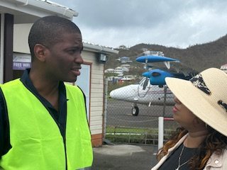 De gauche à droite : l'Honorable Dickon Mitchell, Premier Ministre et Ministre de la Gestion des Catastrophes, Grenade ; et le Dr Lisa Indar Directrice exécutive intérimaire de la CARPHA