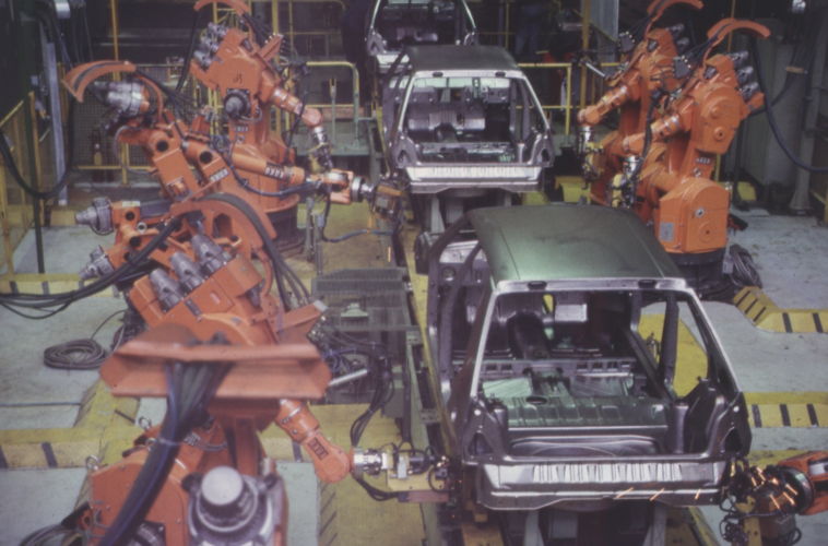 The high debt of the state-owned car manufacturer ŠKODA was also related to development costs and the purchase of production machinery such as modern robots (photo).