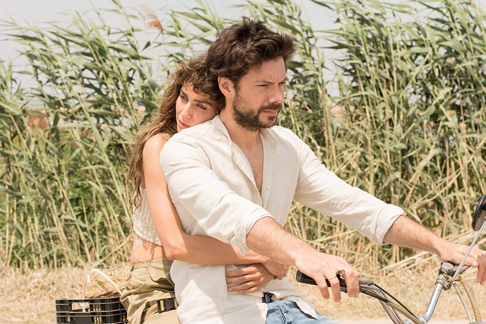 Álvaro Morte (Oscar) en Veronica (Irene Arcos)  - (c) Beta Film