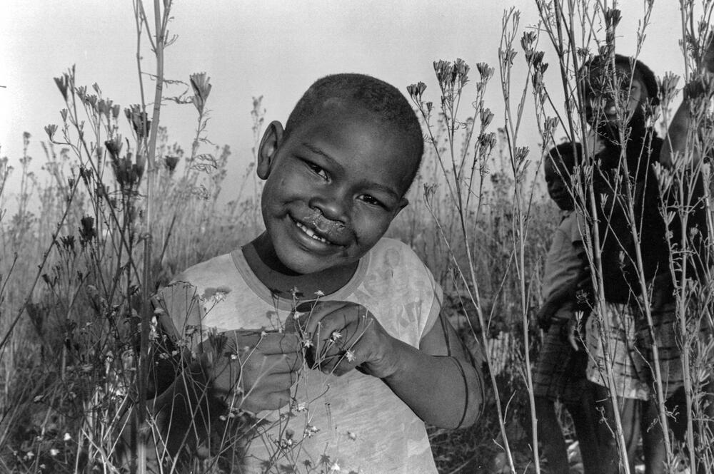 Children playing in the veld in Snake Park Soweto, 1993. AKG10547505 © akg-images / Ruth Motau / Independent Photographers / african.pictures