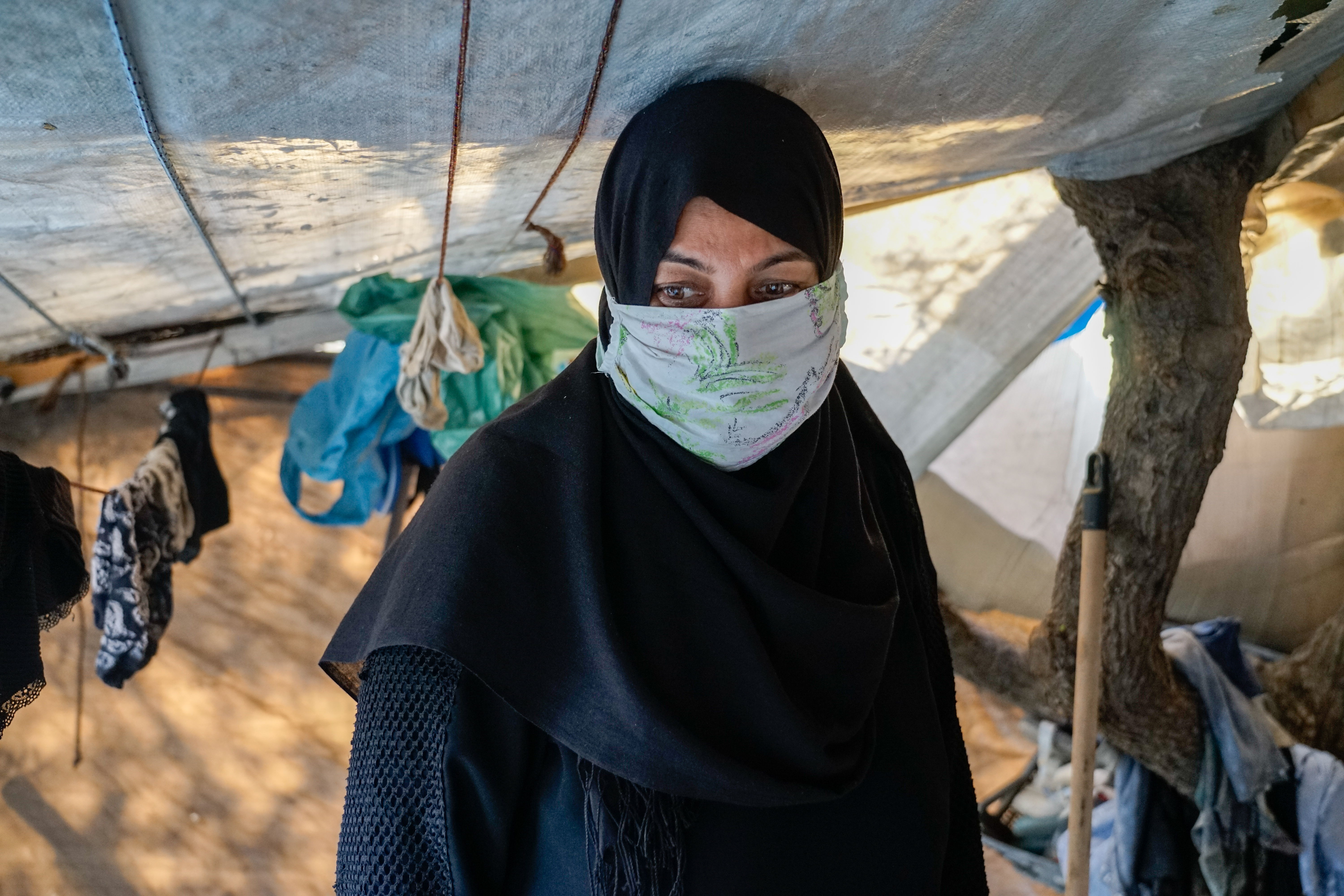 Omaima Alhabib, refugiada siria en su precaria tienda en el campo de Vathy, Samos. © Al-Jawad/MSF 