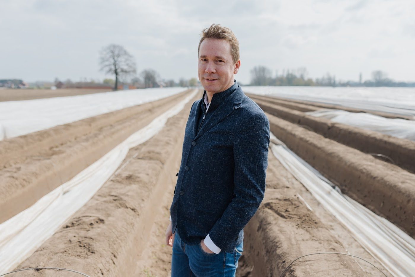 Minister Jo Brouns op een aspergeveld