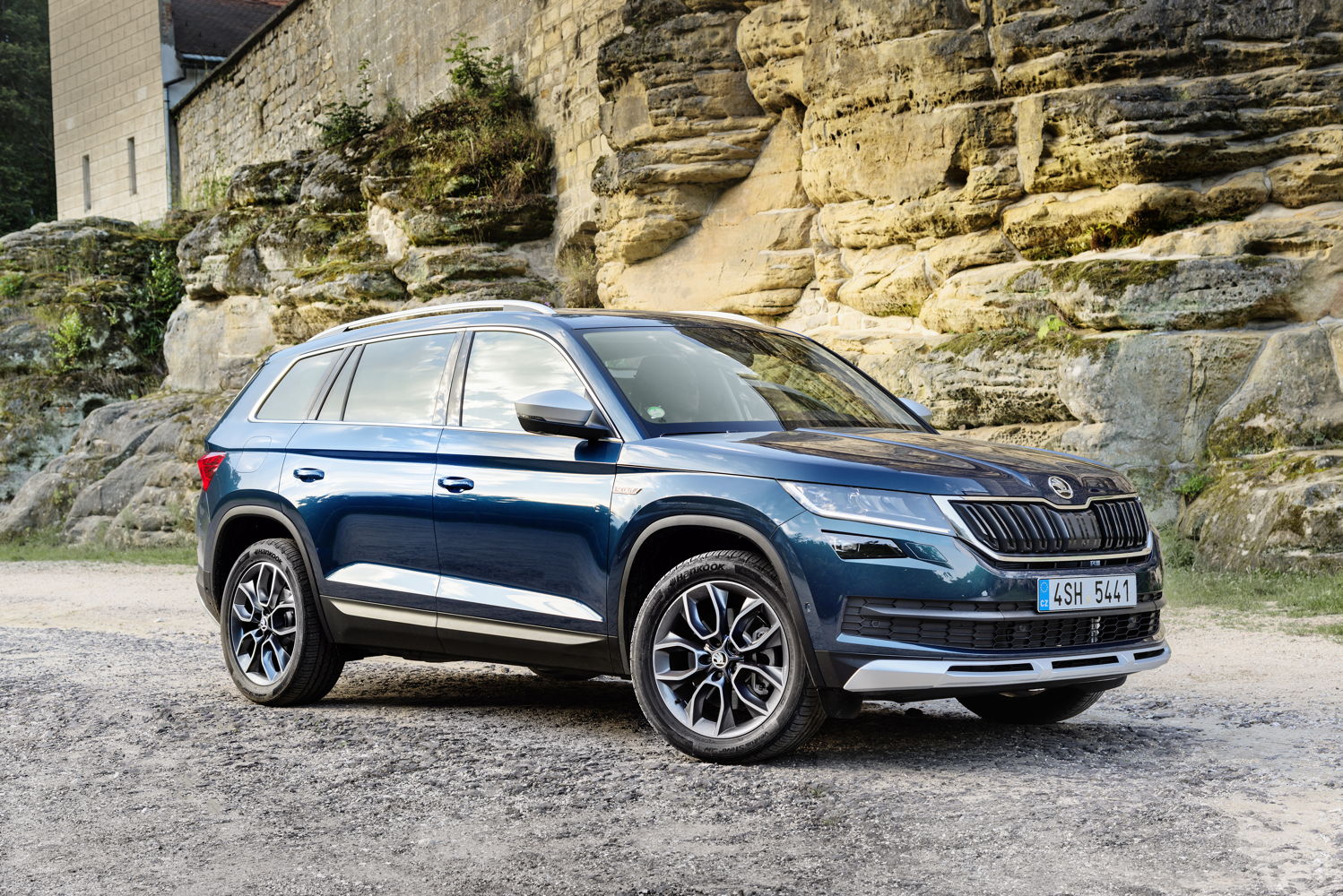 The ŠKODA KODIAQ SCOUT stands out with its distinct design features. The SCOUT variant (4,706 mm) is nine millimetres longer than the base model KODIAQ and, just like the base model, offers up to seven seats as well as the largest boot in its segment. The ŠKODA KODIAQ SCOUT impresses in many areas: with its modern design, it represents a successful mix of emotiveness and rationality.