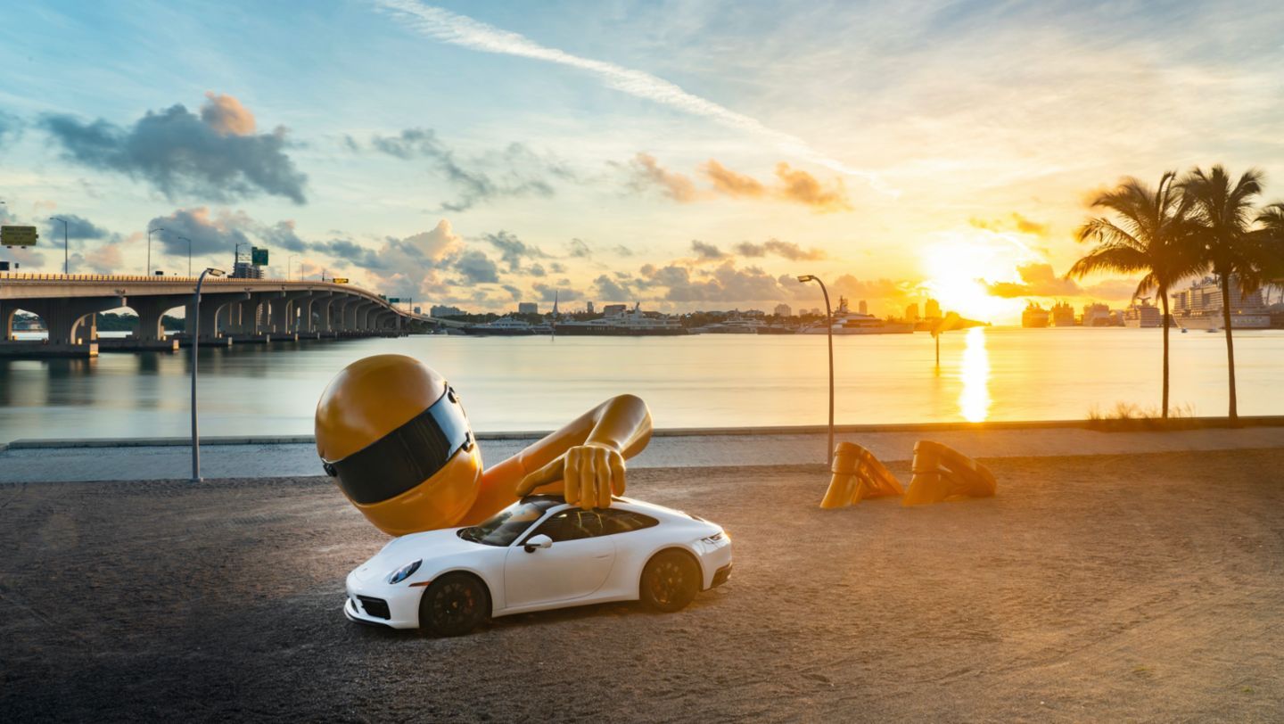 La figura colosa, titulada ´Dream Big´ (´Sueña en Grande´) es un homenaje a los sueños de la infancia y complementa la presencia de Porsche en Art Basel en Miami