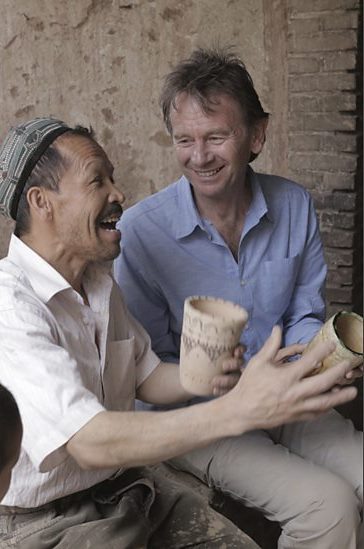 Michael Wood met handwerker in karavaanstad Kashgar - (c) BBC Worldwide