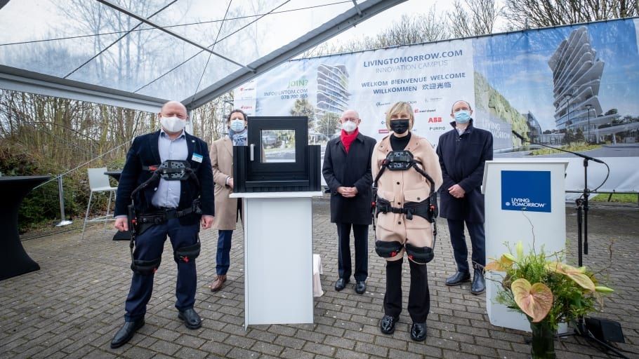 La vice-ministre-présidente flamande Hilde Crevits pose la première fenêtre du nouveau Living Tomorrow dans un exosquelette