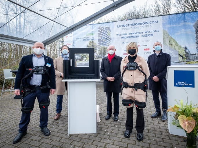 La vice-ministre-présidente flamande Hilde Crevits pose la première fenêtre du nouveau Living Tomorrow dans un exosquelette