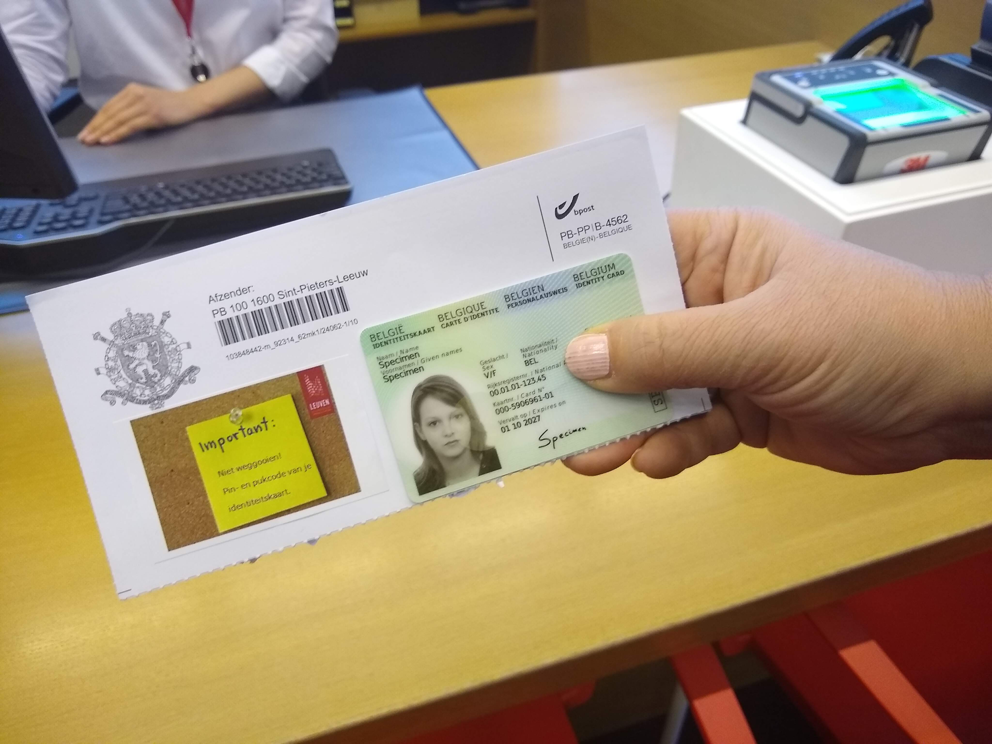 Eerste elektronische identiteitskaart met vingerafdrukken uitgereikt in Leuven