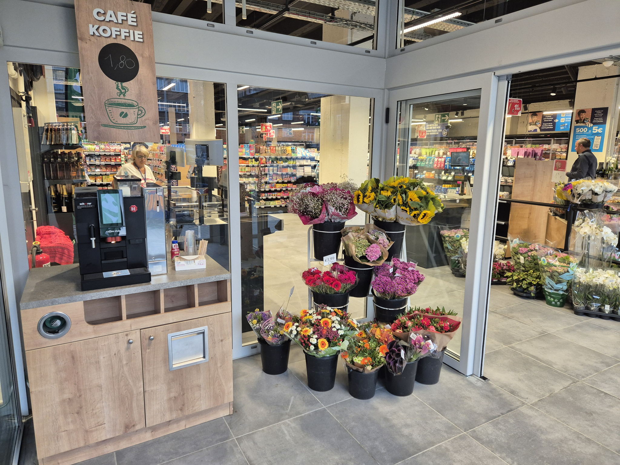 Klanten kunnen rekenen op de vertrouwde Express-diensten zoals leveringen aan huis, verse bloemen, cadeaubonnen en telecomkaarten. Klanten kunnen rekenen op de vertrouwde Express-diensten zoals leveringen aan huis, verse bloemen, cadeaubonnen en telecomkaarten.