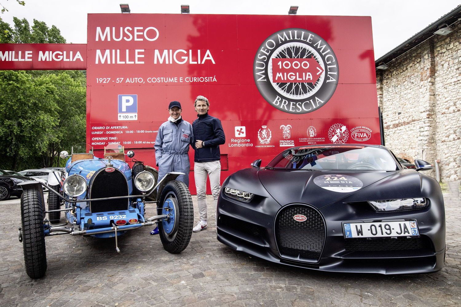 El Presidente de Volkswagen AG, Herbert Diess, junto al Bugatti “Type 35” y Stephan Winkelmann, Presidente de Bugatti Automobiles S.A.S., junto a un Bugatti Chiron Sport, un participante no competitivo en el evento.