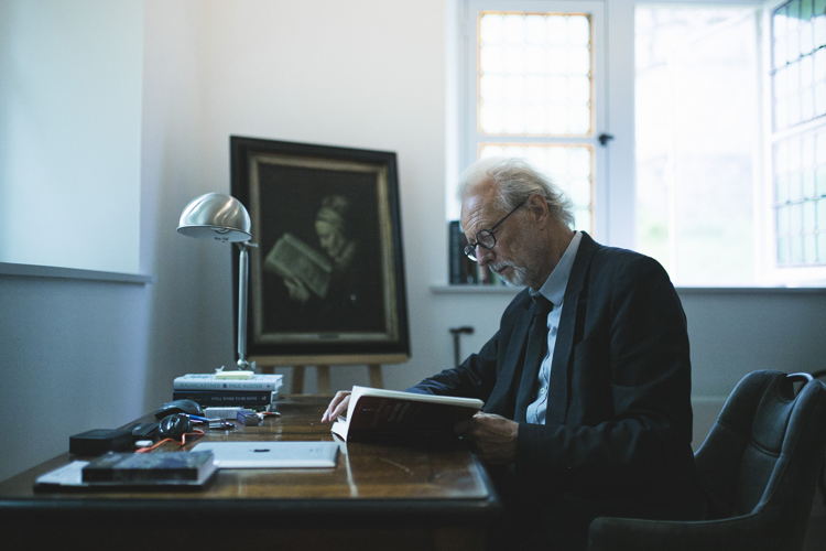 Stefan Hertmans in de hermitage tijdens residentie, Kasteel van Gaasbeek, foto Caroline Lessire