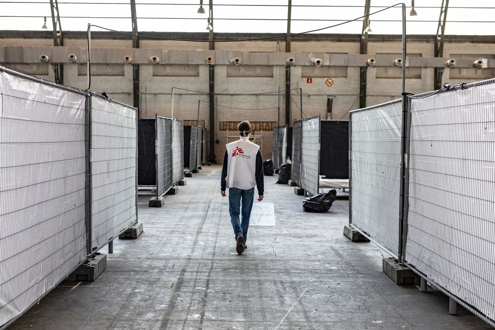 MSF ouvrira dans les prochains jours une structure d'hébergement d'une capacité de 50 lits (extensible à 150 lits) pour les personnes vulnérables sur le site de Tour&Taxis à Bruxelles © Pablo Garrigos / MSF