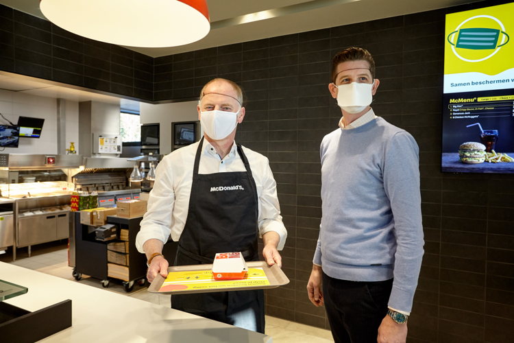 Burgemeester Marino Keulen bakt de eerste Big Mac van Lanaken met Frederic Tavernier