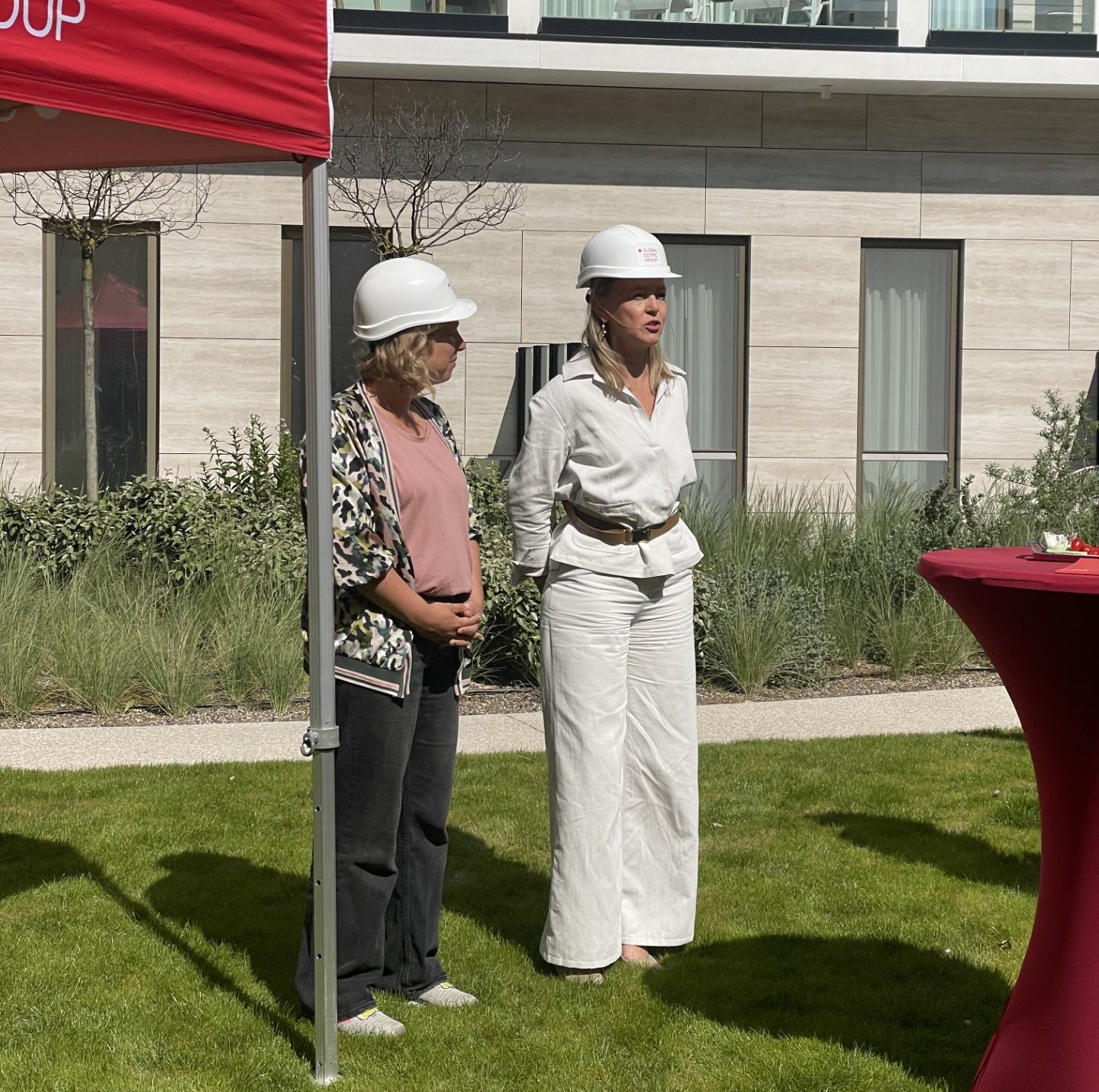 Inhuldiging 'Troon 17', met CEO Kathleen Dewulf (rechts) en schepen van stadsontwikkeling Judith Ooms (links). Inhuldiging 'Troon 17', met CEO Kathleen Dewulf (rechts) en schepen van stadsontwikkeling Judith Ooms (links).