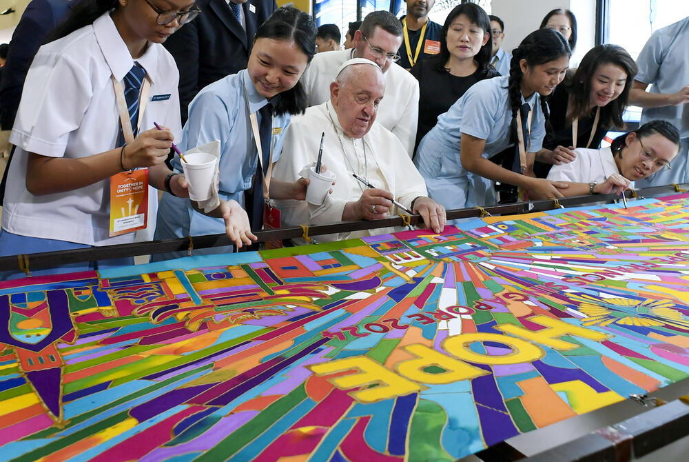 Pope Francis attends an interreligious meeting with young people from a host of religions and faith traditions at Singapore's Catholic Junior College in Singapore on September 13, 2024. AKG11157212 © Vatican Media / akg-images Pope Francis attends an interreligious meeting with young people from a host of religions and faith traditions at Singapore's Catholic Junior College in Singapore on September 13, 2024. AKG11157212 © Vatican Media / akg-images